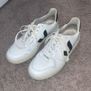 Black and white veja